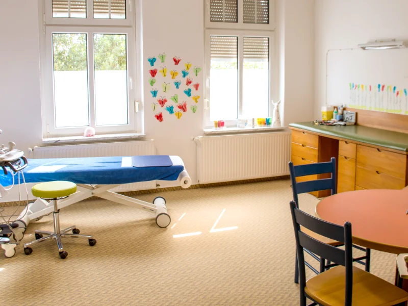 kinderarztpraxis_seehausen_behandlungsraum_01